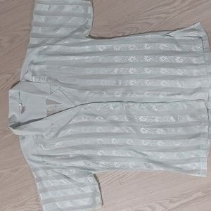 Jones New York Short Sleeve Silky Translucent Top, Floral Patern, Size small.